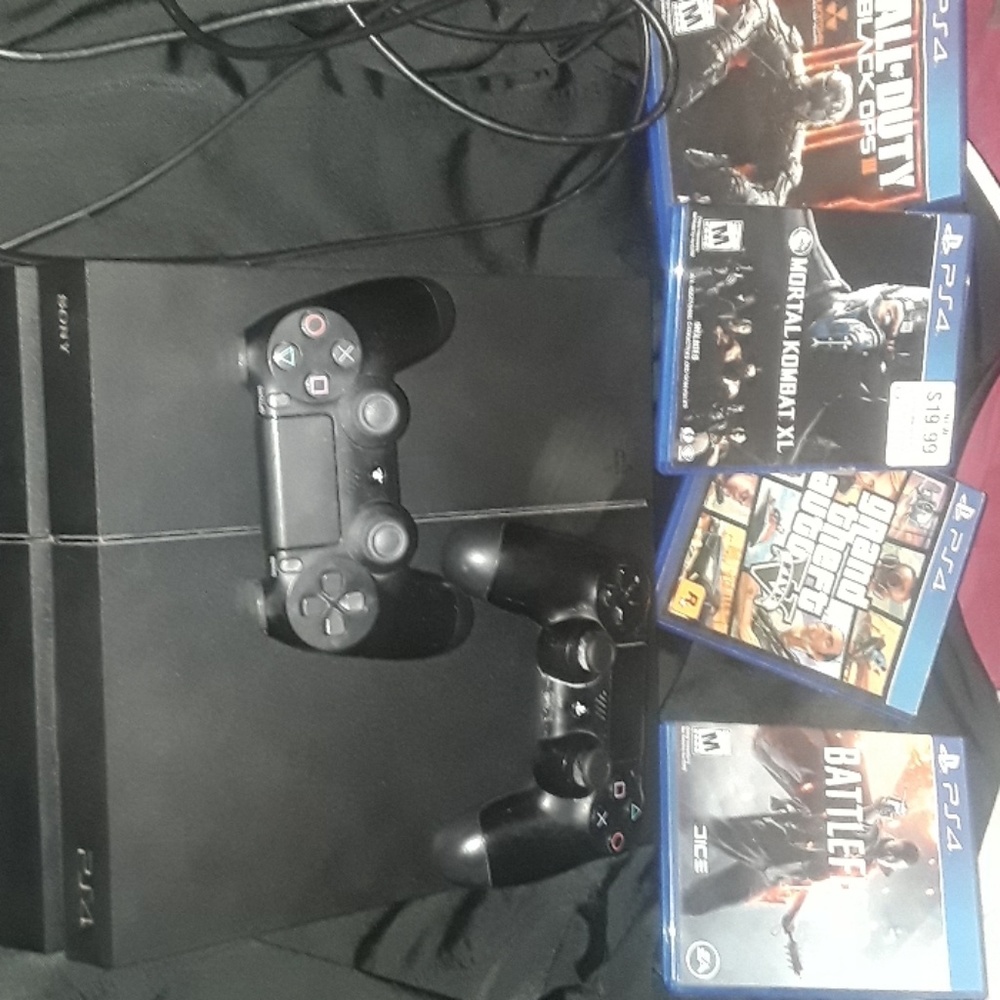 PS4 (600 GB) 4 games and 2 controllers
